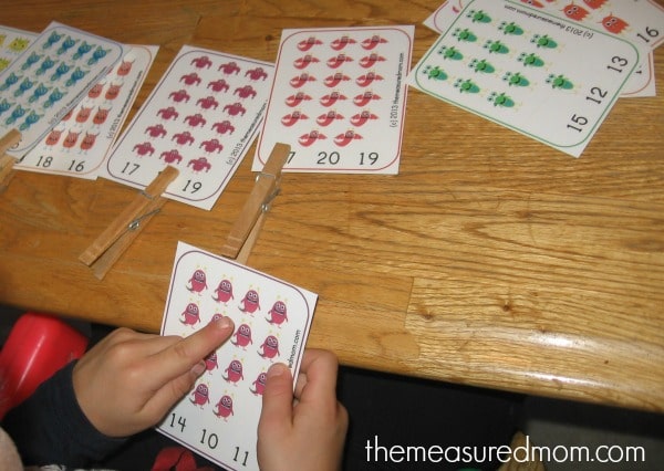 Get this great preschool counting printable for FREE: monster count and clip cards! 