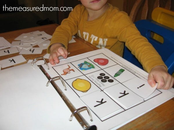 Looking for a way to help your preschooler or kindergartner master beginning sounds? Print this set of free picture mats and letter cards.