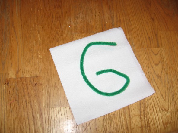make letter G with green pipe cleaner