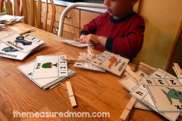 This free syllable activity is great for kindergarten! Just have your students clip the number on the syllable cards. For 1, 2, 3, or 4 syllables. 