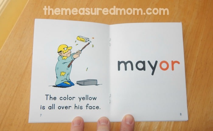 Print and assemble these free phonics books to help your child learn to read two syllable words!
