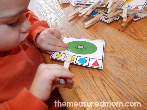 Teaching shapes in preschool? Print these 16 FREE clip cards for a great shapes activity! 