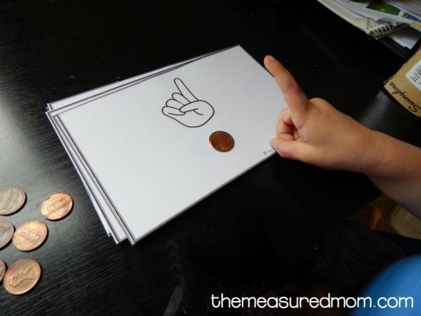 Teach preschoolers to count to ten with these free printable counting mats!