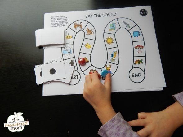 Looking for phonemic awareness games? Use this set of 25 games to help learners identify beginning sounds in words!